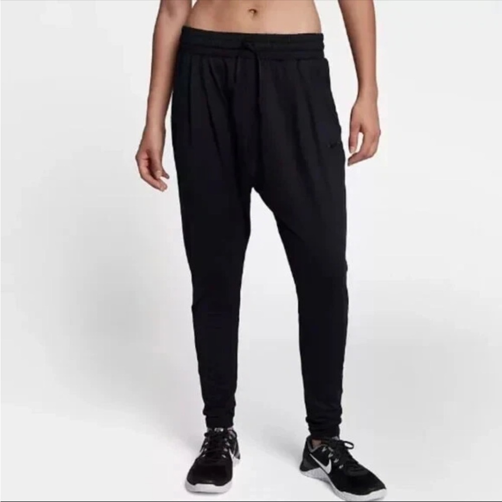 Nike Women's Black Drawstring
Dri-Fit Lux Flow Relaxed Fit
Jogger Pants Small